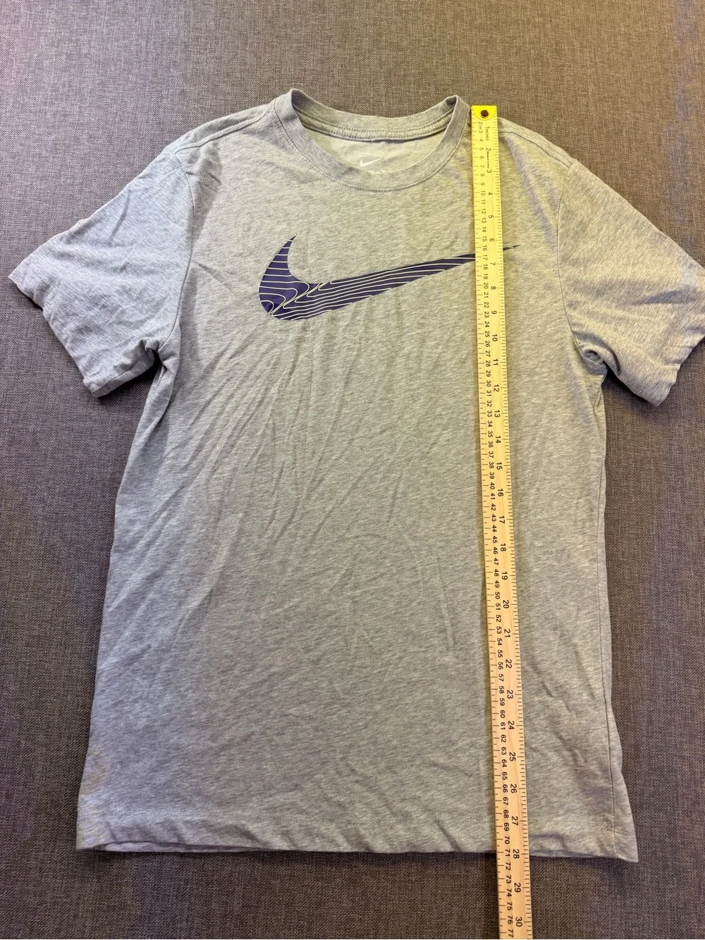 Nike Men’s Light Gray Short-Sleeve Tee with Blue Swoosh Small